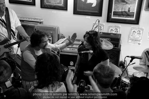 Nardwuar and Megan Barnes singin' "Oh Non," at the Neptoon Records instore!