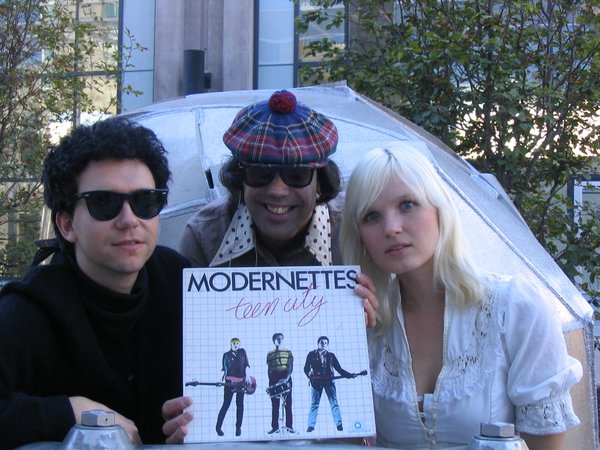 Nardwuar showing the Raveonettes an album by Vancouver's legendary Modernettes.
